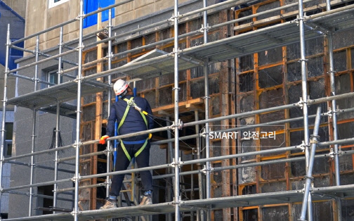 건설현장의 작업자가 스마트 안전관리시스템을 활용해 안전관리 업무를 수행하고 있다. 포스코ICT 제공